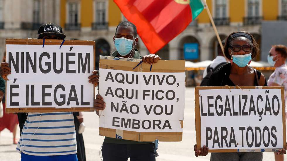 Imigrantes protestam durante a manifestação onde exigem melhores condições no acesso ao processo de legalização, em Lisboa, 11 de julho de 2021. A ação de protesto é promovida pelo Comité dos Imigrantes em Portugal para a Liberação da Residência, com o apoio da Casa do Brasil de Lisboa, da Solidariedade Imigrante e da Associação Olho Vivo. ANTÓNIO COTRIM/LUSA