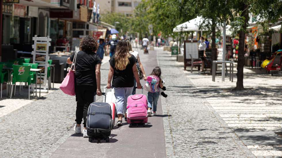 Falta de turistas na praia da Rocha devido à pandemia de covid-19 leva ao desespero de muitos comerciantes, que são obrigados a fecharem as portas por falta de clientes, em Portimão, 24 de junho de 2021. (ACOMPANHA TEXTO DA LUSA DO DIA 27 DE JUNHO DE 2021). LUÍS FORRA/LUSA
