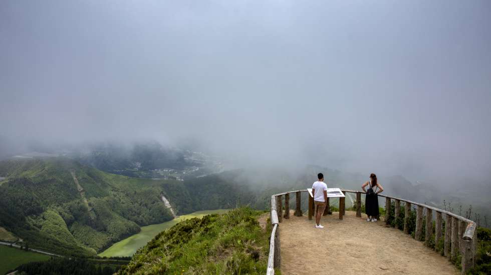 Turistas visitam a Lagoa das Sete Cidades, Ilha de São Miguel, Açores, 15 de junho de 2021. A Região Autónoma dos Açores promove a região como destino de férias seguras com a oferta de testes gratuitos à covid-19. Mais de um ano desde a pandemia da Covid 19, o setor do turismo já nota uma retoma mas que não se assemelha aos anos pré-pandemia. (ACOMPANHA TEXTO DE 17/06/2021) EDUARDO COSTA/LUSA