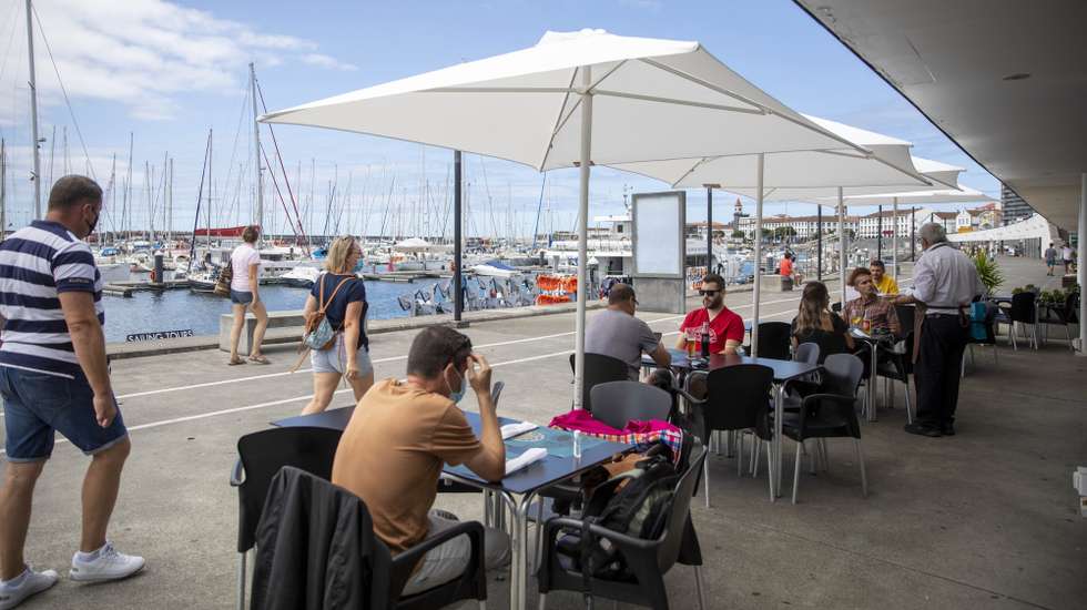 Os empresários da restauração de São Miguel, nos Açores, estão a ter um “novo renascer” devido ao turismo e reconhecem que as novas medidas de controlo da covid-19 vão “ajudar” a dar resposta à “enorme procura, Ilha de São Miguel, ePonta Delgada, Açores, 10 de agosto de 2021.  A partir das 00:00 de segunda-feira entraram em vigor as novas medidas de combate à pandemia da covid-19 na região. Assim, nas ilhas de baixo risco, São Miguel e Terceira (onde as regras são menos flexíveis), os estabelecimentos de bebidas e discotecas já podem reabrir e os restaurantes podem ter um máximo de oito pessoas por mesa (salvo se do mesmo agregado familiar) e funcionar até três quartos da lotação, sem qualquer limitação de horário (antes estavam a encerrar até às 23:00). (ACOMPANHA TEXTO)  EDUARDO COSTA/LUSA