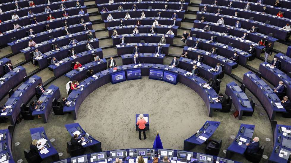 epaselect epa09469043 European Commission President Ursula von der Leyen delivers a speech during a debate on 'The State of the European Union' at the European Parliament in Strasbourg, France, 15 September 2021.  EPA/JULIEN WARNAND
