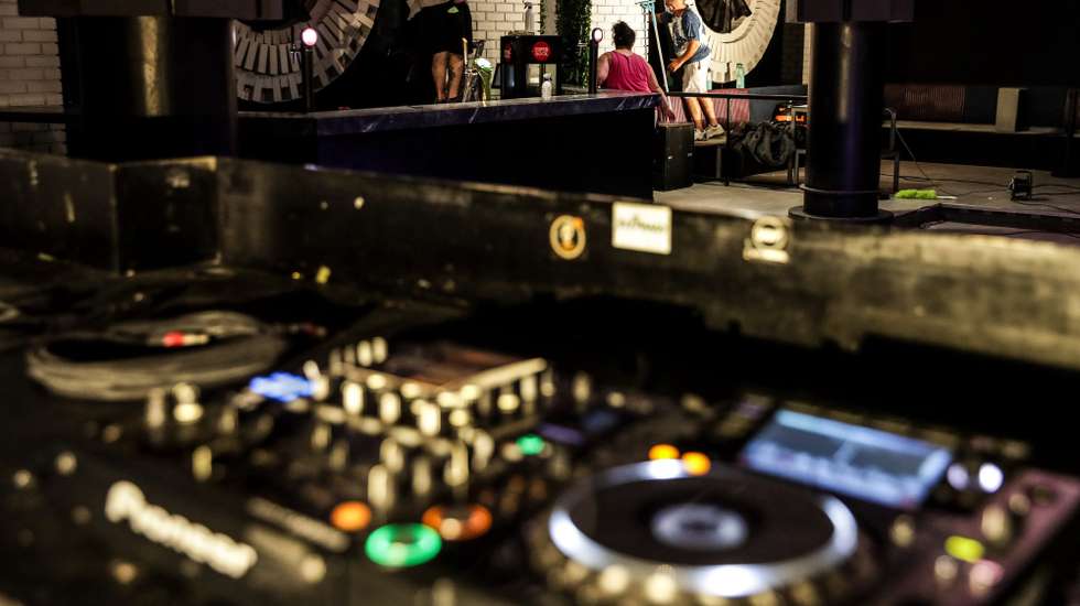 A discoteca Mome na Avenida 24 de julho em Lisboa, prepara-se para reabrir ao fim de mais de um ano e meio de atividade suspensa, devido à pandemia de covid-19, Lisboa, 30 de setembro de 2021. A terceira fase do atual processo de desconfinamento tem início às 00:00 de 01 de outubro, sexta-feira, altura em que os espaços de diversão noturna podem voltar a abrir portas com a apresentação, pelos clientes, do certificado digital de vacinação contra a covid-19 ou teste negativo. (ACOMPANHA TEXTO DE 01 DE OUTUBRO DE 2021). TIAGO PETINGA/LUSA