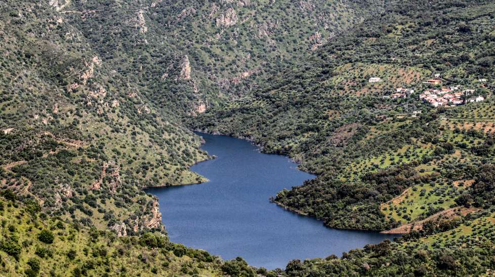 Rio Sabor, 18 junho 2020. Autarquias acreditam que as regiões mais periféricas e com atrativos naturais como o Douro Superior, Baixo Sabor e Alto Douro têm atualmente uma oportunidade “única” de atrair turistas durante o período pós confinamento, mantendo regras de segurança. ( ACOMPANHA TEXTO 28 JUNHO 2010).  FRANCISCO PINTO/LUSA