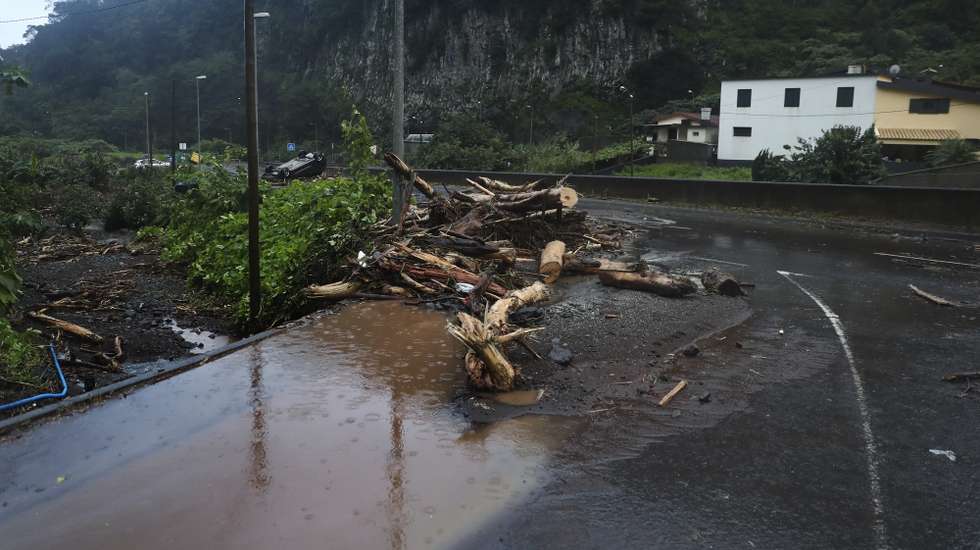 O concelho de Machico, na zona leste da Madeira, tem sido um dos mais afetados pelo mau tempo que hoje se faz sentir em todo o arquipélago da Madeira, tendo o Governo Regional disponibilizado ajuda à autarquia, Machico, Ilha da Madeira, 7 de janeiro de 2021. Há, para já, registo de danos provocados em, pelo menos, dois automóveis, que foram arrastados na sequência do transbordo de um curso de água, e uma família poderá ser retirada da sua habitação por precaução. HOMEM DE GOUVEIA/LUSA