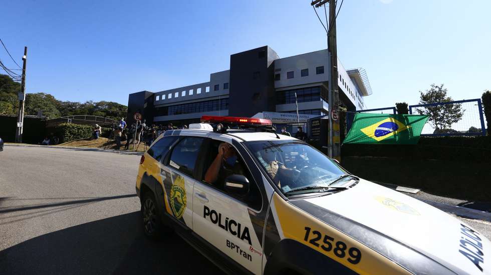 epa08397904 View of the Federal Police headquarters, where former Justice Minister and former judge Sergio Moro testifies in the framework of the investigation opened against President Jair Bolsonaro for trying to 'politically interfere' with the Federal Police, in Curitiba, Brazil, 02 May 2020.  EPA/HEDESON ALVES