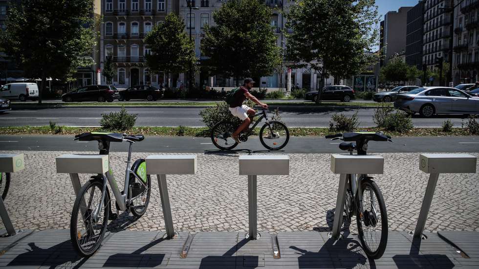 Uma pessoa utiliza uma bicicleta da rede de bicicletas partilhadas Gira, em Lisboa, em Lisboa, 16 de julho de 2020. (ACOMPANHA TEXTO DA LUSA DO DIA 18 DE JULHO DE 2020). MÁRIO CRUZ/LUSA
