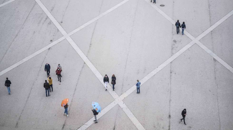 People walking at Comercio square in Lisbon, Portugal, 30 December 2021. Yesterday, Portugal registered 26,867 new covid-19 infections, a new high since the start of the pandemic. Due to the surge of positive cases and the rise of the Omicron variant Portugal's government decided to implement restrictive measures such as closing schools, bars and clubs. MARIO CRUZ/LUSA