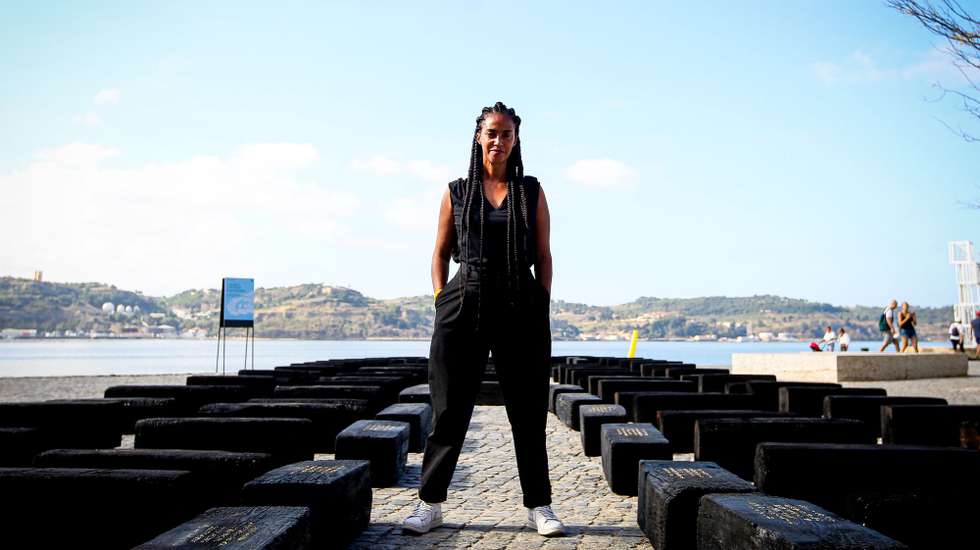 A artista Grada Kilomba frente à sua instalação "O Barco/The Boat"  na Praça do Maat, em frente à Central Tejo, em Lisboa, 3 de setembro de 2021. NUNO FOX/LUSA