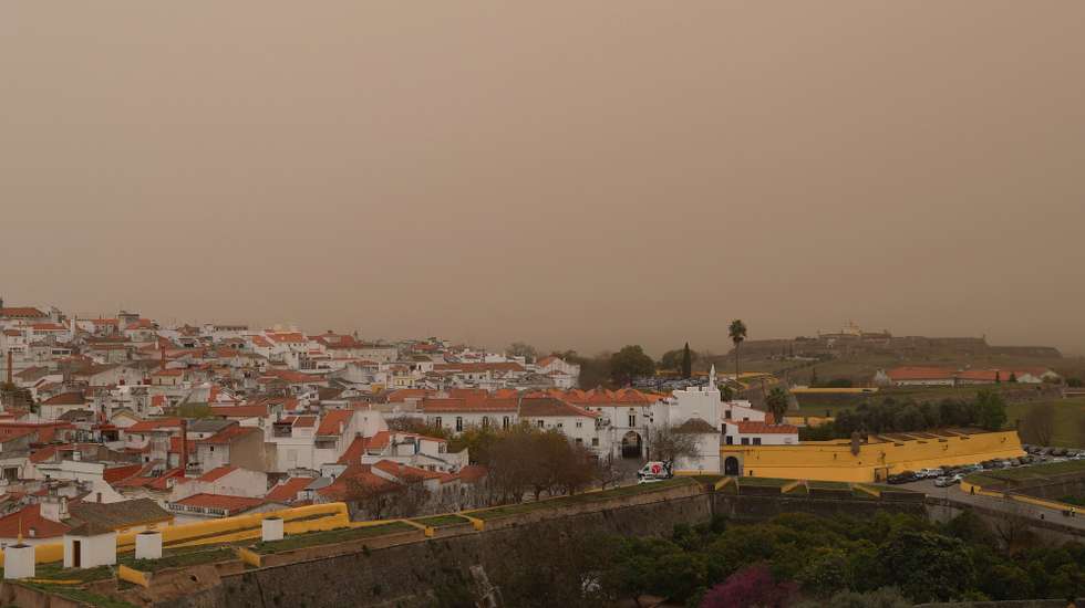 Nuvens de poeira vinda do Norte de África vão atravessar os céus de Portugal continental e o resto da Península Ibérica até ao fim do dia de quinta-feira, em Elvas, 15 de março de 2022. NUNO VEIGA/LUSA