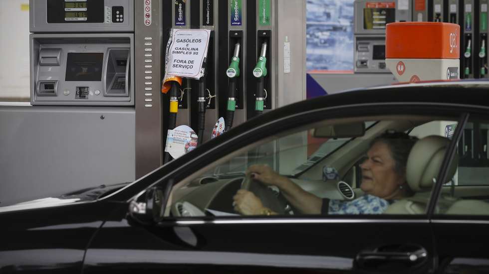 Automóveis reabastecem num posto de combustível onde o gasóleo e a gasolina simples se encontram esgotados, Matosinhos, 09 de agosto de 2019. A greve dos motoristas de matérias perigosas está marcada para dia 12 de agosto por tempo indeterminado. JOSÉ COELHO/LUSA