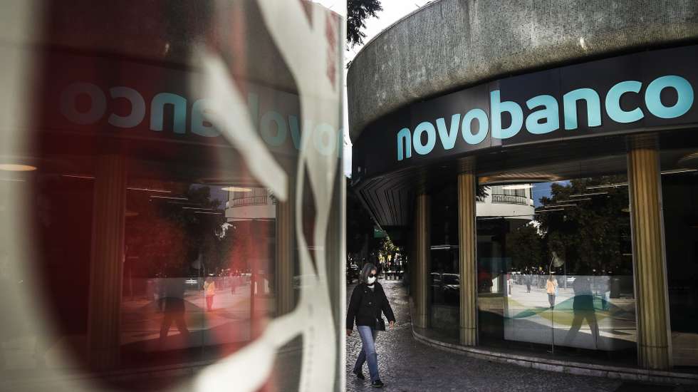 Uma pessoa passa por um balcão do Novo Banco após a aplicação da nova imagem de marca, em Lisboa, 8 de novembro de 2021. MÁRIO CRUZ/LUSA