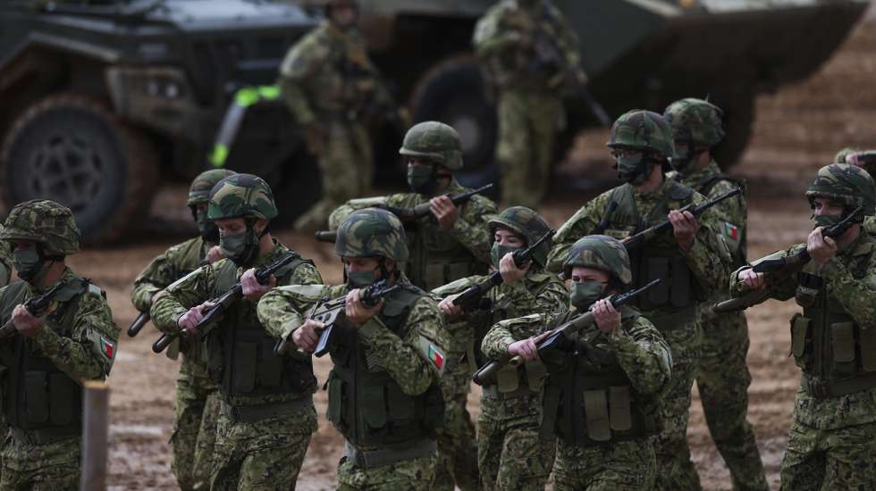Militares participam na demonstração tática da Companhia do Exército que será projetada para a Roménia, no âmbito da NATO, no Campo Militar de Santa Margarida, em Constância, 22 de março de 2022. PAULO CUNHA/LUSA