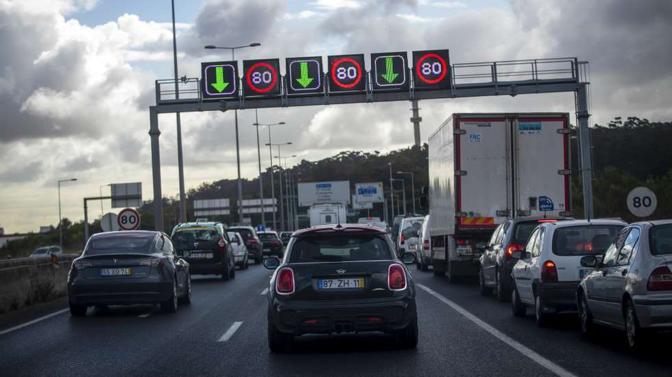 Sinais de trânsito luminosos indicam o limite de velocidade à entrada na Segunda Circular, em Lisboa, 12 de abril de 2022. Em 2021, a Câmara Municipal de Lisboa investiu 2,142 milhões de euros na aquisição de 41 radares de controlo de velocidade de veículos, dos quais 20 instalados em novas localizações e os restantes para substituir antigos, investimento que foi iniciado no anterior mandato municipal, sob a presidência do socialista Fernando Medina. (ACOMPANHA TEXTO DA LUSA DO DIA 15 DE ABRIL DE 2022). JOSÉ SENA GOULÃO/LUSA