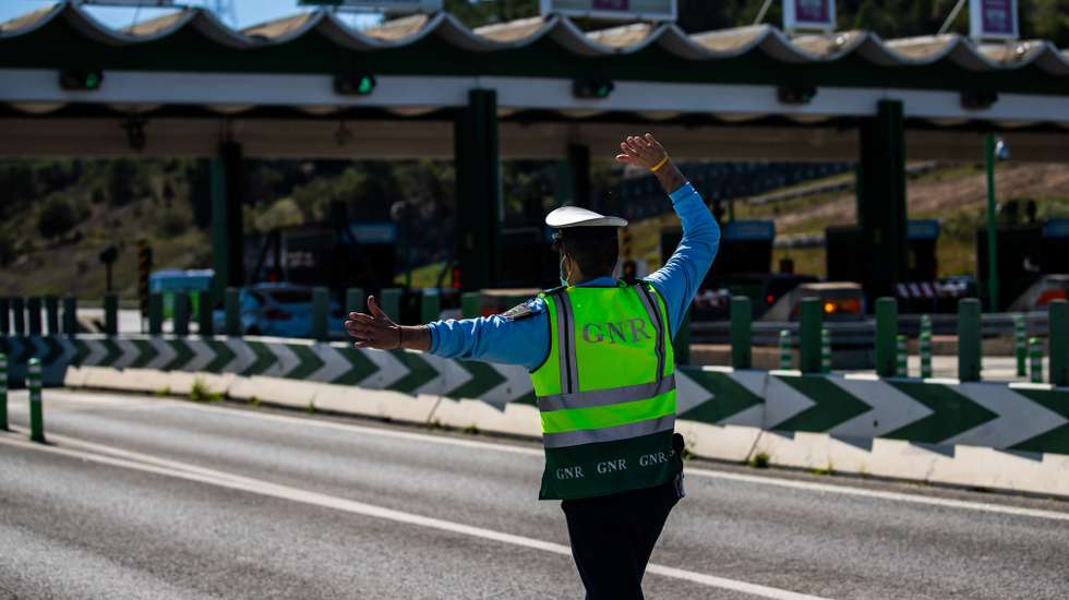 Operações de fiscalização rodoviária da Guarda Nacional Republicana (GNR) e da Polícia de Segurança Pública (PSP), que estão a decorrer neste período da Páscoa, na Autoestrada 1, sentido sul/norte,  junto às portagens de Alverca, 14 de abril de 2022. JOSÉ SENA GOULÃO/LUSA
