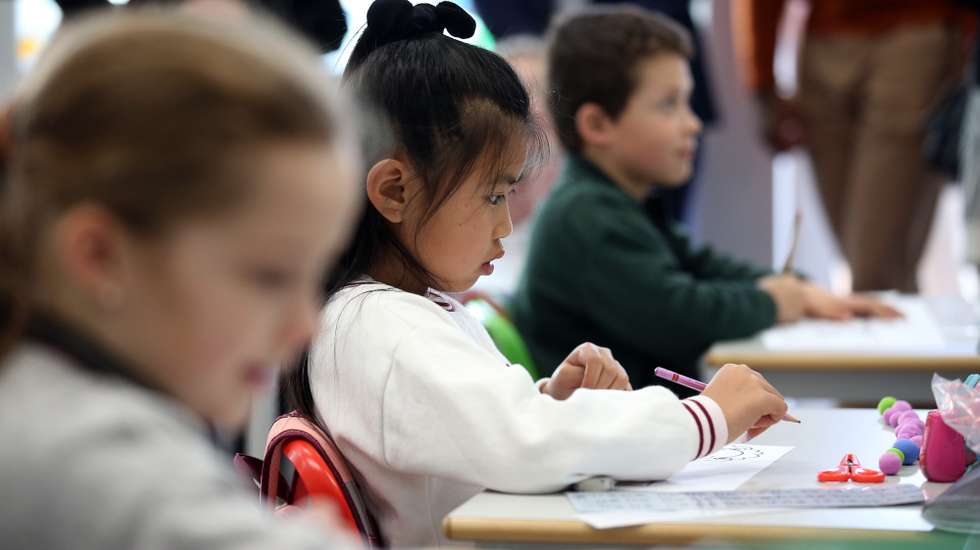 Alunos numa aula no Centro Escolar de São Teotónio que integra estudantes com 32 nacionalidades. Com capacidade para cerca de 200 crianças do 1.º ciclo do ensino básico, este estabelecimento de educação e ensino, pertencente à Rede de Escolas para a Educação Intercultural, distingue-se precisamente pela integração de alunos migrantes. Odemira, 9 de março de 2022. NUNO VEIGA/LUSA