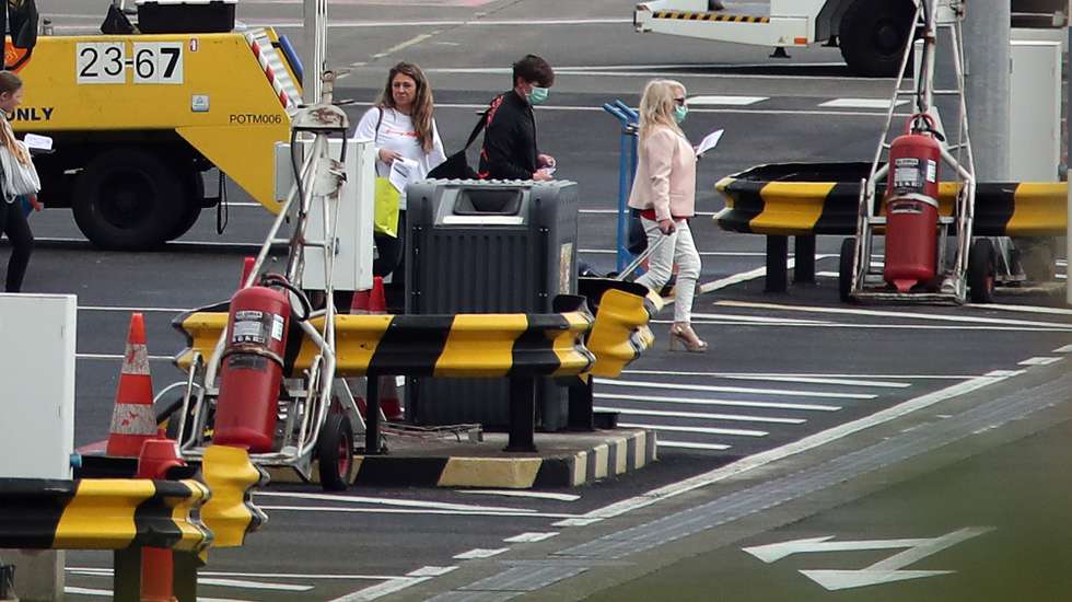 Passageiros oriundos de vários países chegaram esta manhã ao Aeroporto Internacional da Madeira - Cristiano Ronaldo, em diversos voos, após o Governo Regional da Madeira ter imposto quarentena obrigatória aos mesmos. O aeroporto da Madeira tem um movimento anual superior a 3 milhões de passageiros, Santa Cruz, 15 de março de 2020. HOMEM DE GOUVEIA/LUSA