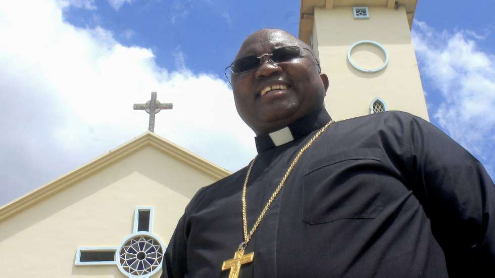 O bispo de Cabinda, Belmiro Cuica Chissengueti, posa para a fotografia durante uma entrevista à agência Lusa, em Cabinda, Angola, 25 de abril de 2022. (ACOMPANHA TEXTO DA LUSA DO DIA 01 DE MAIO DE 2022). O bispo de Cabinda criticou o silêncio “cobarde” de quem se cala perante situações sociais degradantes e negou que exista um ambiente de crispação entre a Igreja Católica e o executivo angolano, afirmando que o diálogo é “permanente”. AMPE ROGÉRIO/LUSA