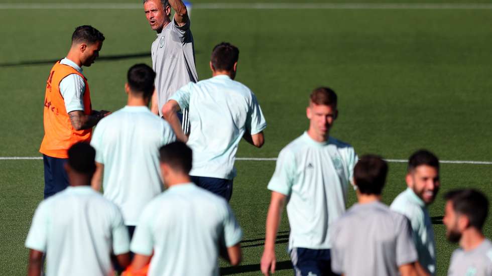 O treinador da seleção espanhola de futebol, Luís Henrique, conversa com os jogadores durante um treino na véspera do jogo Espanha Vs Portugal, a contar para a primeira jornada do grupo 2 da Liga das Nações A em futebol, que se disputa amanhã (2 de junho), no estádio Benito Villamarín. Sevilha, 01 de junho de 2022. NUNO VEIGA/LUSA
