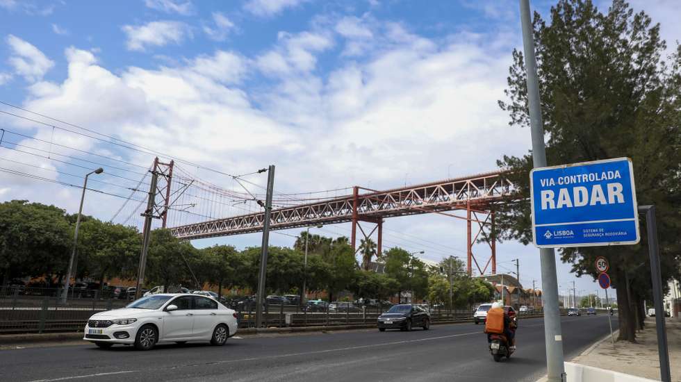 Os novos radares de controlo de velocidade de trânsito em Lisboa, 21 que substituem equipamentos antigos e 20 em novas localizações, começam a funcionar a partir de hoje, dispondo de “tecnologia mais avançada” que permite monitorizar várias vias, em Lisboa, 01 de junho de 2022. ANTÓNIO COTRIM/LUSA