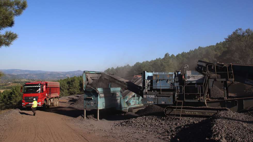 A concessionária das minas de Moncorvo, Aethel Mining Limited, deu início a extração de duas mil toneladas diárias de agregado de ferro de alta densidade, certificado, provenientes do depósito da Mua, 12 de outubro de 2021. O projeto mineiro instalado no cabeço da Mua, no concelho de Torre de Moncorvo, no distrito de Bragança, foi retomado no dia 13 março de 2020, após 38 anos de abandono, estando previsto um investimento de 550 milhões de euros para os próximos 60 anos. ( ACOMPANHA TEXTO DO DIA 13 DE OUTUBRO DE 2021). FOTO FRANCISCO PINTO/LUSA