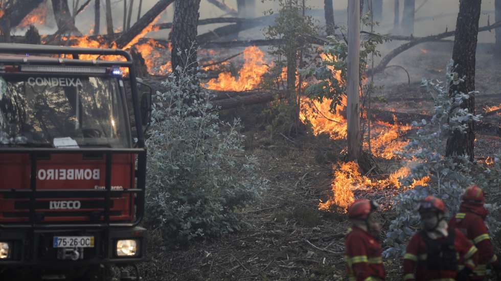 epa10064286 Firefighter battling a fire in Cruzinha, Alvaiazere, Portugal, 10 July 2022. The fire that has been burning in forest stands since 07 July in Cumeada, Ourem, remains active and has already overtaken the municipalities of Alvaiazere and Ferreira do Zezere, where it remains active and was fought by almost 700 operatives, assisted by 222 vehicles and seven airborne means.  EPA/PAULO CUNHA