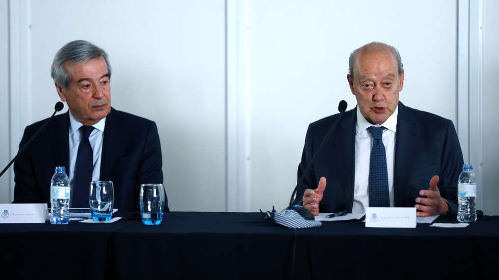 O presidente do FC Porto, Jorge Nuno Pinto da Costa (D), acompanhado por Fernando Gomes (E), membro do concelho de administraçao, durante a apresentação de contas do clube no estádio do Dragão, Porto, 12 de outubro 2021. ESTELA SILVA/LUSA