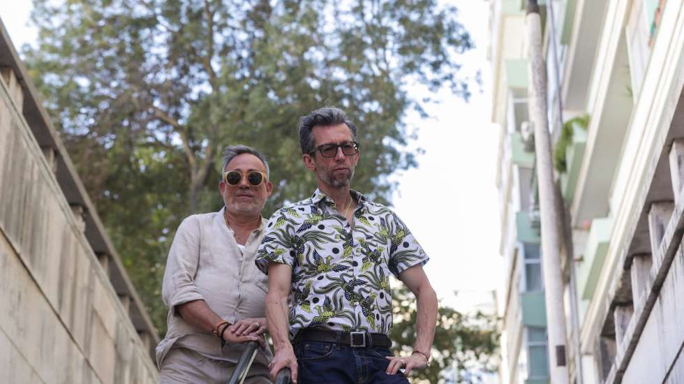 Os realizadores João Pedro Rodrigues (D) e João Rui Guerra da Mata durante uma entrevista sobre o seu mais recente filme "Onde Fica Esta Rua? ou Sem Antes Nem Depois" em Lisboa, 27 de julho de 2022. (ACOMPANHA TEXTO DA LUSA DE 30-07-2022) TIAGO PETINGA/LUSA