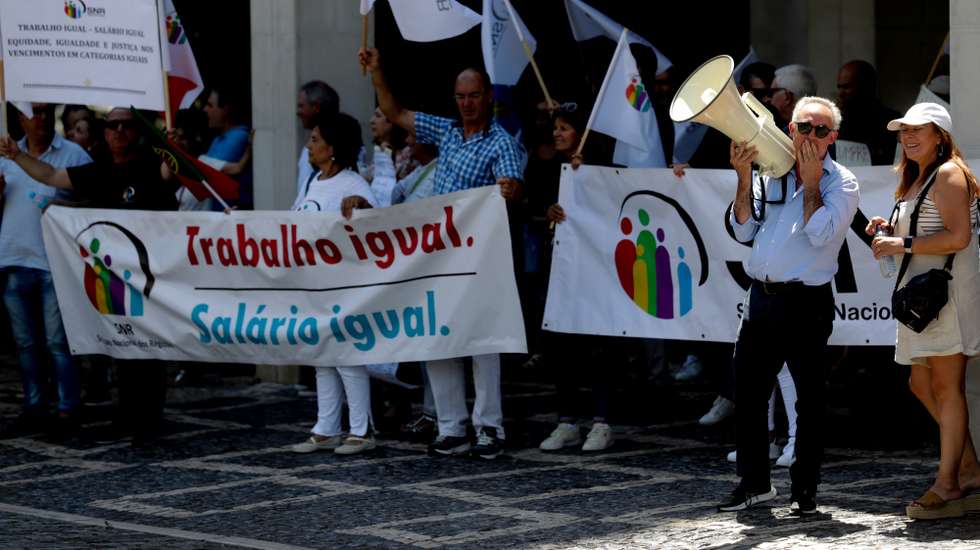 Manifestação e início da greve de trabalhadores dos serviços de registos, convocadas pelo Sindicato Nacional dos Registos (SNR), na sequência da reunião com o secretário de Estado da Justiça de 30 de maio, sem qualquer “fumo branco” para a resolução dos vários problemas dos trabalhadores, Lisboa, 1 de agosto de 2022. A greve decorre nos dias 01, 05, 08, 12, 19, 22, 26 e 29 de agosto. TIAGO PETINGA/LUSA