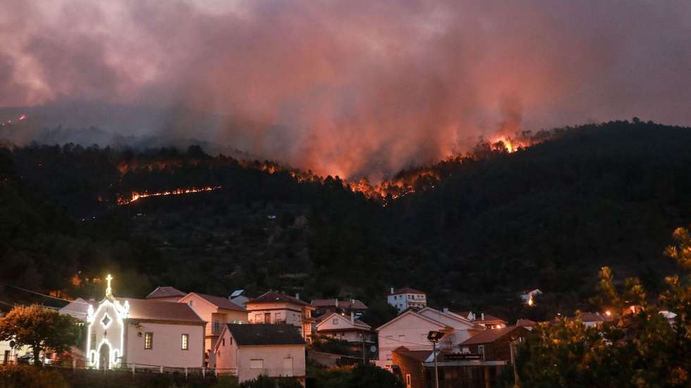 Incêndio na aldeia de Sameiro, na encosta Norte da Serra da Estrela, Covilhã, 9 de agosto de 2022. Este incêndio deflagrou no sábado na localidade de Garrocho, no concelho da Covilhã (Castelo Branco), continua ativo e está a ser combativo por 680 operacionais, apoiados por 205 viaturas e 13 meios aéreos. MIGUEL PEREIRA DA SILVA/LUSA