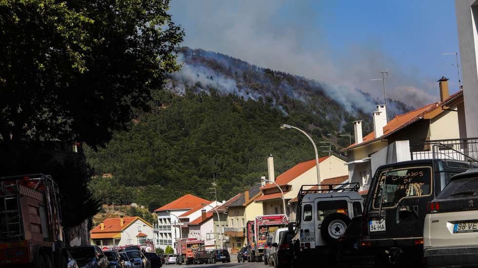 Incêndio na aldeia de Sameiro, Vale da Amoreira, Manteigas, Guarda, 10 de agosto de 2022. Este incêndio deflagrou no sábado na localidade de Garrocho, no concelho da Covilhã (Castelo Branco), continua ativo e está a ser combativo por 1128 operacionais, apoiados por 354 viaturas e 04 meios aéreos. MIGUEL PEREIRA DA SILVA/LUSA