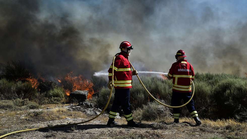 Bombeiros combatem um incêndio na freguesia de Rapa, Celorico da Beira, Guarda, 13 de agosto de 2022. De acordo com a página da Autoridade Nacional de Emergência e Proteção Civil, o incêndio está a ser combativo por 1327 operacionais, apoiados por 392 viaturas e 3 meios aéreos. NUNO ANDRÉ FERREIRA/LUSA