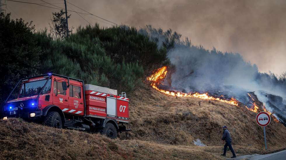 Fogo na aldeia de Covelo que se viu envolvida pelas chamas, esta tarde, em Vila Real,  21 de agosto 2022.  PEDRO SARMENTO COSTA/LUSA