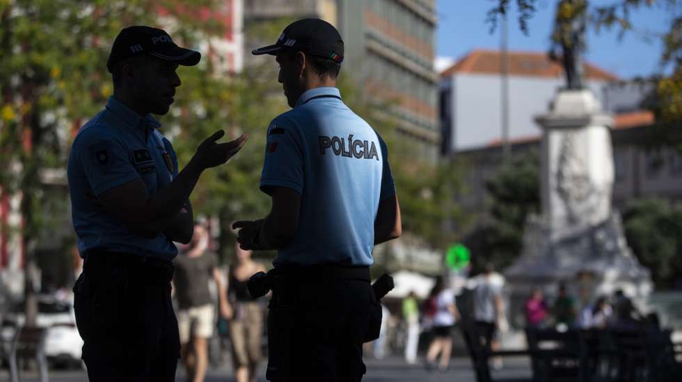 Elementos da Polícia de Segurança Pública (PSP) durante a apresentação das Unidades Móveis de Atendimento da PSP, na Praça da Batalha, no Porto, 28 de julho de 2022. As unidades móveis de atendimento, foram apresentadas hoje, simultaneamente em Lisboa e no Porto. JOSÉ COELHO/LUSA