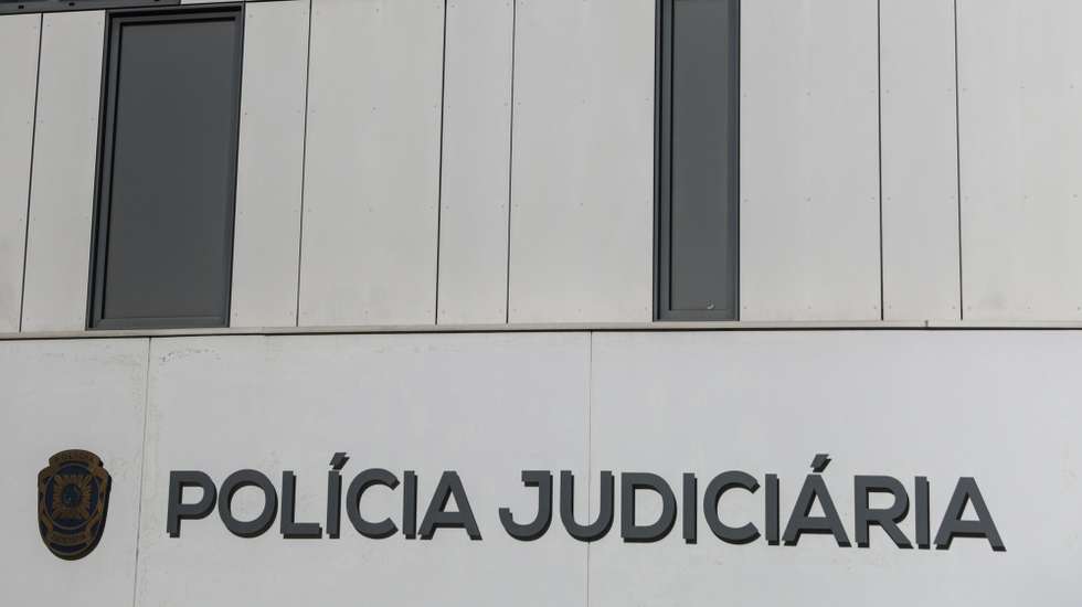 Logotipo com escudo no edificio sede da Policia Judiciária em Lisboa, 17 de agosto de 2022. TIAGO PETINGA/LUSA
