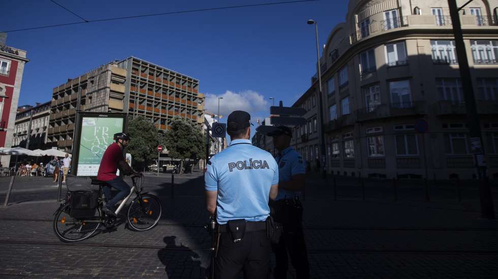 Elementos da Polícia de Segurança Pública (PSP) durante a apresentação das Unidades Móveis de Atendimento da PSP, na Praça da Batalha, no Porto, 28 de julho de 2022. As unidades móveis de atendimento, foram apresentadas hoje, simultaneamente em Lisboa e no Porto. JOSÉ COELHO/LUSA