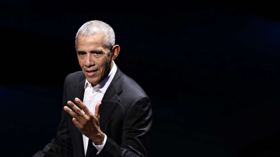 epa10006507 Former US President Barack Obama speaks at the Town Hall Event with the Obama Foundation during the Copenhagen Democracy Summit in the Skuespilhuset in Copenhagen, Denmark, 10 June 2022.  EPA/PHILIP DAVALI  DENMARK OUT