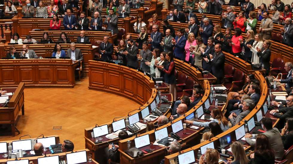 Deputados durante a votação da proposta do Orçamento de Estado para 2022 que foi aprovada na generalidade com os votos a favor do PS (120), a abstenção de PAN e Livre, e os votos contra das restantes bancadas parlamentares (PSD, Chega, BE e IL), durante o debate sobre Orçamento do Estado de 2022, na Assembleia da República, em Lisboa, 29 de abril de 2022. O documento tem agora votação final global marcada para 27 de maio, sendo que o OE 2022 deverá entrar em vigor já a partir do dia 1 de julho.  MANUEL ALMEIDA/LUSA
