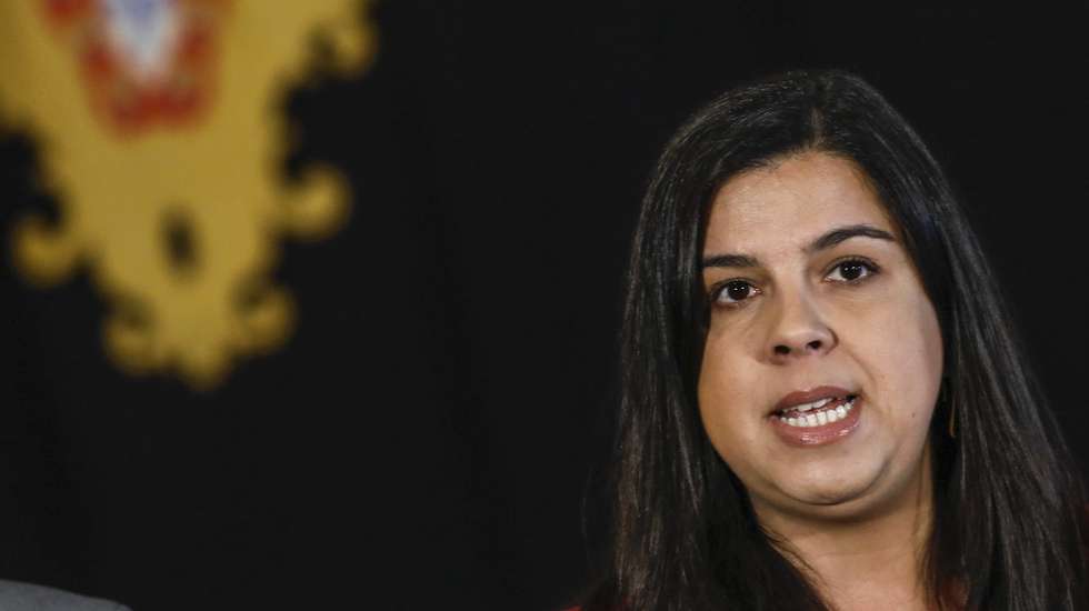 A líder do partido Pessoas-Animais-Natureza (PAN), Inês de Sousa Real, fala aos jornalistas no final da audiência com o Presidente da República, Marcelo Rebelo de Sousa (ausente da fotografia), no âmbito da audiência do Chefe de Estado aos partidos políticos representados na Assembleia da República, após a entrega do Orçamento de Estado que ocorreu no dia 10 de outubro, no Palácio de Belém, em Lisboa, 12 de outubro de 2022. ANTÓNIO COTRIM/LUSA