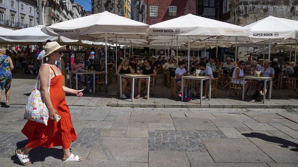 Turistas na ribeira do Porto, 8 de julho de 2022. Nos próximos dias, Segundo o Instituto Português do Mar e da atmosfera (IPMA), nos próximos dias, Portugal continental irá enfrentar uma situação de tempo quente persistente, que deverá dar origem a uma onda de calor em muitas áreas do território. .JOSÉ COELHO/LUSA