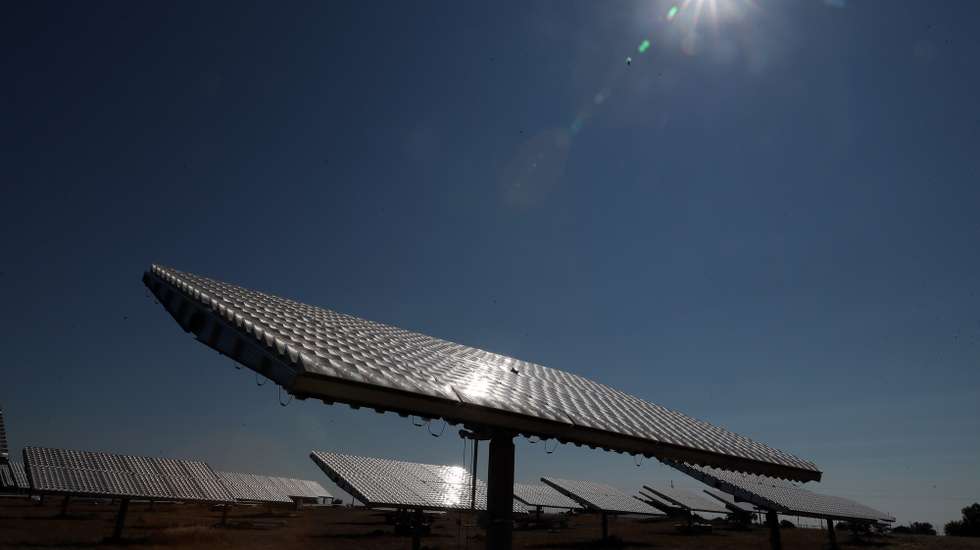 Painéis solares com tecnologia inovadora, onde juntando a água se produz o hidrogénio, na central de produção ainda em instalação da Fusion Fuel, onde hoje foi apresentado o projeto H2 Évora, com a presença do ministro do Ambiente e da Ação Climáticada, João Pedro Matos Fernandes, Évora, 27 de julho de 2021. NUNO VEIGA/LUSA