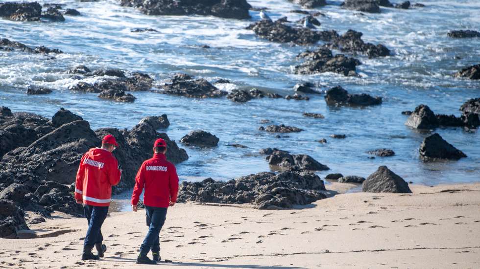 Elementos dos bombeiros, durante as buscas por uma jovem que continua desaparecida após oito jovens, todos militares do Exército em formação na Escola dos Serviço da Póvoa de Varzim, terem sido arrastados hoje por uma onda na Praia da Lagoa, em Póvoa do Varzim, 25 de novembro de 2022. RUI MANUEL FARINHA / LUSA