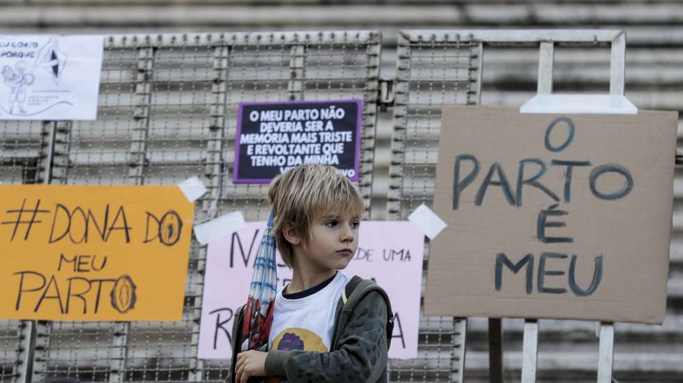 Uma criança participa no protesto convocado pelo Observatório de Violência Obstétrica em Portugal, como ação simbólica de solidariedade com todas as Mulheres que sofreram Violência Obstétrica, em frente à Assembleia da República, em Lisboa, 06 de novembro de 2022. TIAGO PETINGA/LUSA