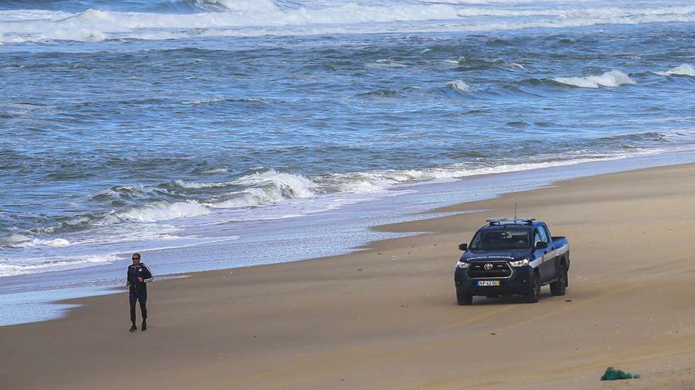 Elementos da Policia Marítima participam nas buscas dos três tripulantes de uma embarcação desaparecida na sexta-feira ao largo na Nazaré, na Praia do Pedrogão em Leiria. PAULO CUNHA/LUSA