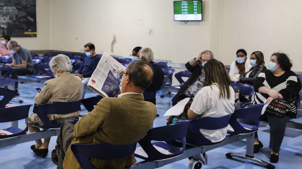 Utentes aguardam consulta no Hospital de Santa Maria, em Lisboa, 18 de maio de 2021. Após várias transformações para dar resposta a milhares de doentes com covid-19, o Hospital de Santa Maria, em Lisboa, regressou à normalidade com corredores cheios de utentes para ir a uma consulta externa, fazer exames ou mesmo uma cirurgia. (ACOMPANHA TEXTO DO DIA 21 DE MAIO DE 2021) JOÃO RELVAS/LUSA