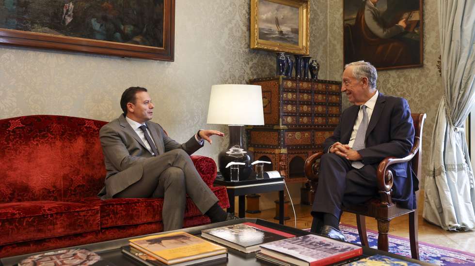 O Presidente da República, Marcelo Rebelo de Sousa (D), recebe em audiência o presidente do Partido Social Democrata (PSD), Luís Montenegro (E), no Palácio de Belém, em Lisboa, 23 de dezembro de 2022. JOSÉ SENA GOULÃO/LUSA