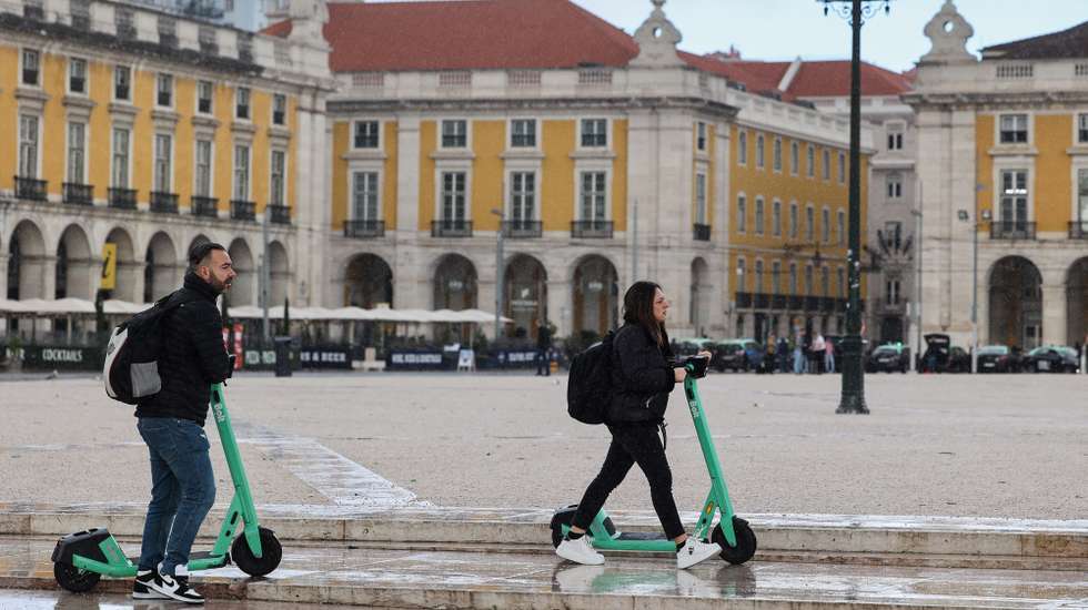 As trotinetes assumiram-se como um meio alternativo de mobilidade em Lisboa, mas o facto de o estacionamento estar, até agora, desregulado provocou vários acidentes com peões e o "abandono" nos passeios e nos lugares mais inóspitos da cidade, Lisboa, 16 de janeiro de 2023. (ACOMPANHA TEXTO DE 18 DE JANEIRO DE 2023). TIAGO PETINGA/LUSA