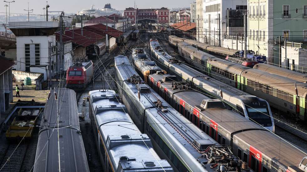A CP - Comboios de Portugal suprimiu 125 das 245 ligações programadas entre as 00:00 e as 08:00 de hoje, no segundo dia de greve total de maquinistas, na Estação Ferroviária de Santa Apolónia, em Lisboa, 05 de janeiro de 2023. TIAGO PETINGA/LUSA