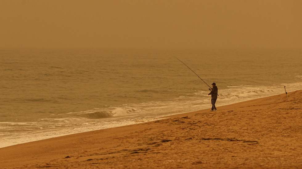 Nuvens de poeira vinda do Norte de África estão a atravessar os céus de Portugal continental e o resto da Península Ibérica até ao fim do dia de quinta-feira, Ilha de Faro, 16 de março de 2022. LUÍS FORRA/LUSA