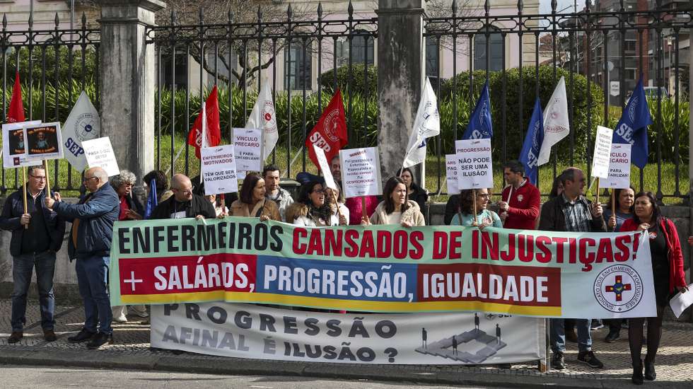 Enfermeiros participam na concentração de enfermeiros da área da Administração Regional de Saúde do Centro (ARSC) convocada pelo Sindicato dos Enfermeiros Portugueses (SEP), em protesto contra a falta de contagem de pontos a estes profissionais de saúde, frente à ARSC, em Coimbra, 22 de fevereiro de 2023. PAULO NOVAIS/LUSA