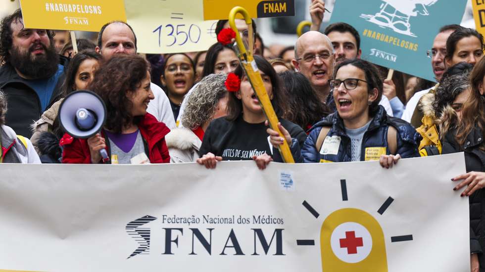 Médicos manifestam-se durante a concentração frente ao Ministério da Saúde, no inicio da greve nacional de dois dias, convocada pelos sindicatos dos médicos do Norte, da Zona Centro e da Zona Sul, estruturas que integram a Federação Nacional dos Médicos (FNAM), "em resposta à falta de compromisso, por parte do Ministério da Saúde, em negociar as grelhas salariais e na falta de medidas para salvar o Serviço Nacional de Saúde (SNS)", em Lisboa, 08 de março de 2023. ANDRÉ KOSTERS/LUSA